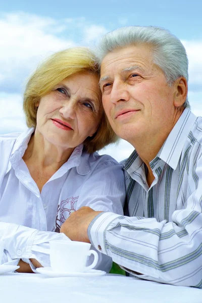 Vackra människor gick en promenad — Stockfoto