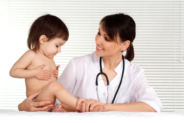 Docteur amusant dans son bureau — Photo