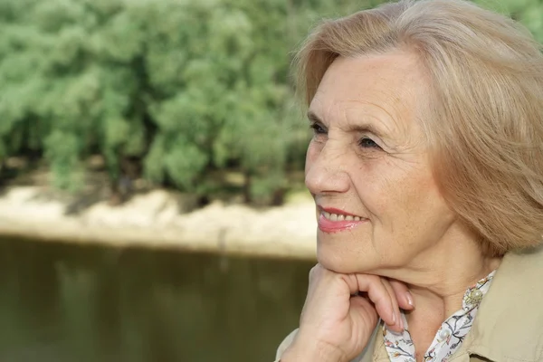 Nette ältere Frau, die sich in der Natur ausruht — Stockfoto