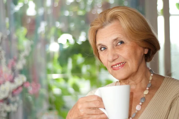 Schöne ältere Frau ruht sich aus — Stockfoto