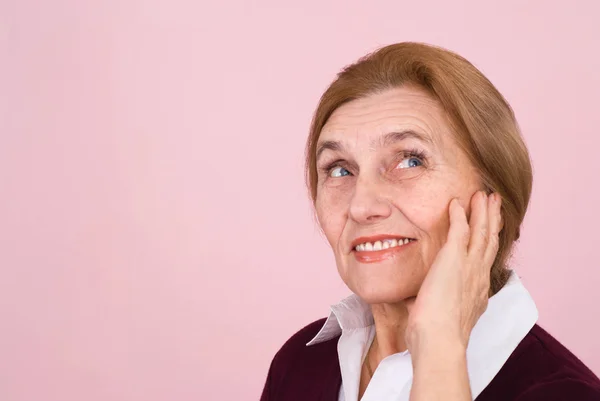 Feliz vieja mujer de negocios caucásica sentado —  Fotos de Stock