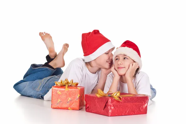 Meninos com presentes de Natal — Fotografia de Stock