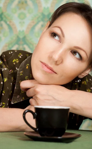 Jolie femme avec une tasse de thé — Photo