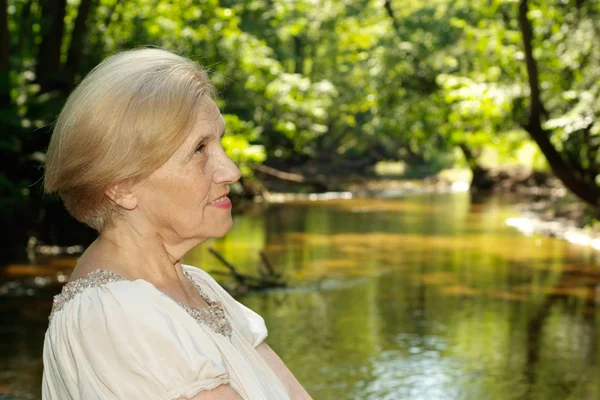 Kaunis iäkäs nainen — kuvapankkivalokuva