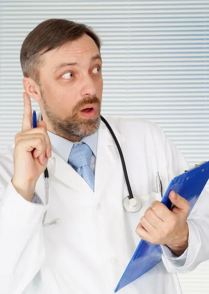 Guter Doktor in seinem Büro — Stockfoto