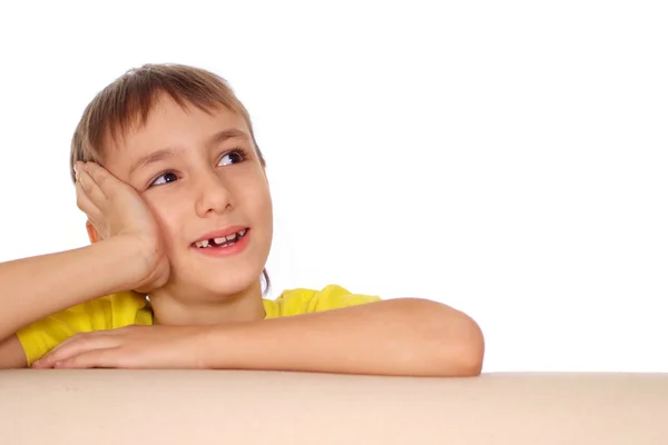 Bom menino em uma camiseta amarela — Fotografia de Stock