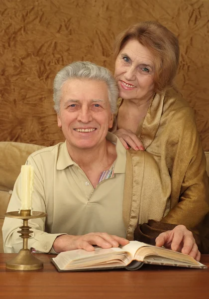 Bella bella coppia anziana seduta a un tavolo — Foto Stock