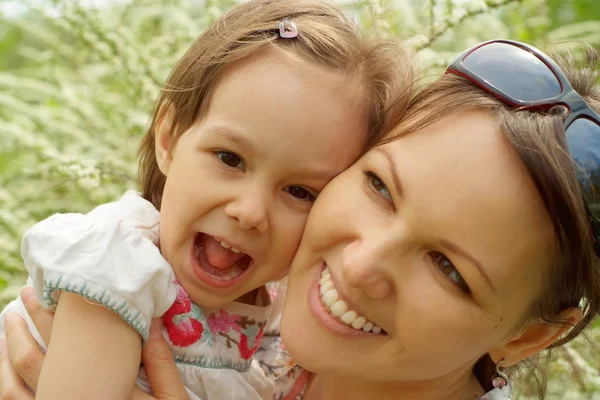 Mamma e bambino sono andati a fare una passeggiata — Foto Stock