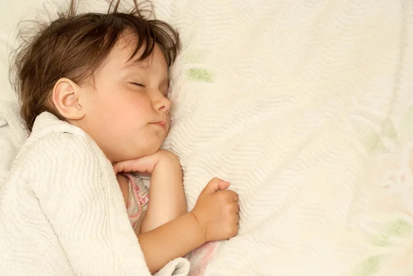 Menina bonita jaz na cama — Fotografia de Stock