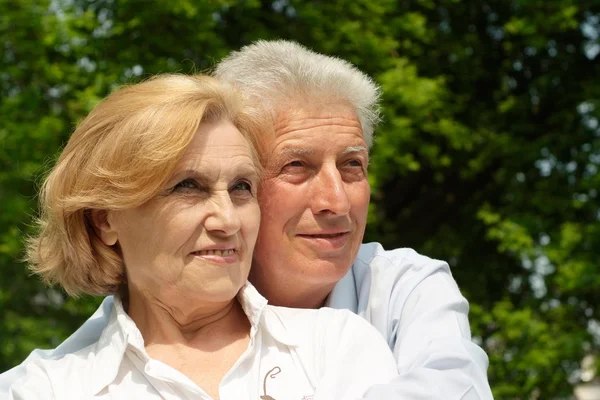 Couple heureux profiter de l'union avec la nature — Photo