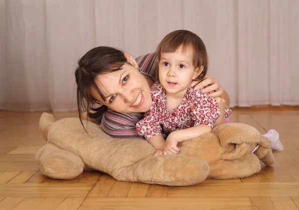 Niña con mamá — Foto de Stock