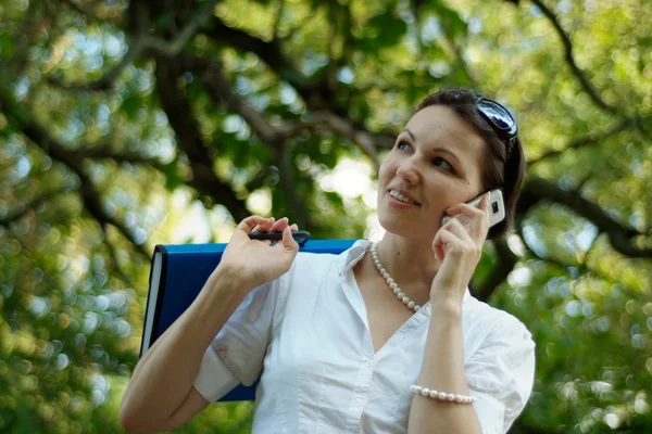 Niza hembra descansar en la naturaleza — Foto de Stock