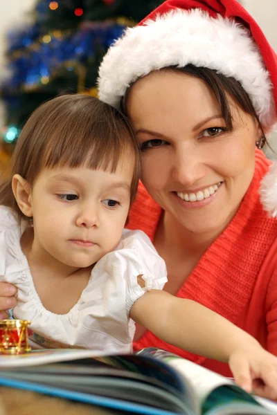 Mutter liest mit Tochter — Stockfoto