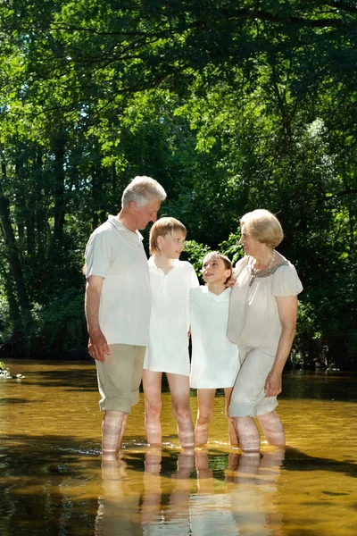 La famiglia Tops è andato al fiume — Foto Stock