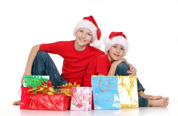 Glada barn med gåvor — Stockfoto
