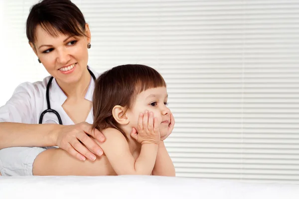 Médecin sympotique dans son bureau — Photo