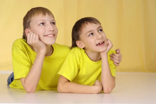 Blij familie in gele t-shirts — Stockfoto