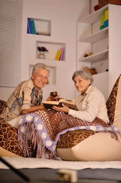 Feliz belo casal idoso relaxante em casa — Fotografia de Stock