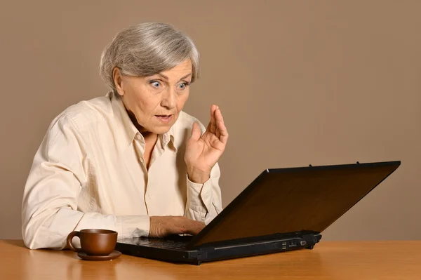 Dizüstü bilgisayar ile yaşlı kadın — Stok fotoğraf
