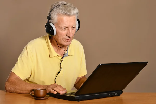 Elder man with laptop — Stock Photo, Image