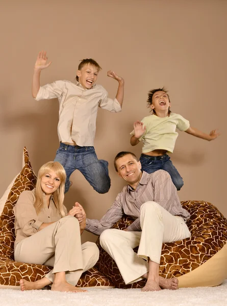 Vierköpfige Familie hat Spaß — Stockfoto