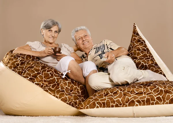 Feliz hermosa pareja de ancianos relajarse en casa — Foto de Stock