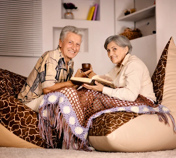 Feliz hermosa pareja de ancianos relajarse en casa —  Fotos de Stock