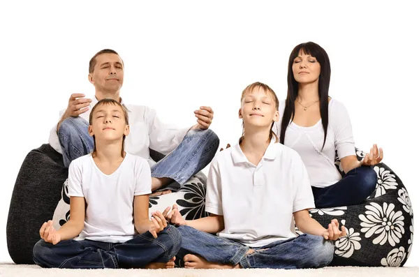 Familie macht Yoga — Stockfoto