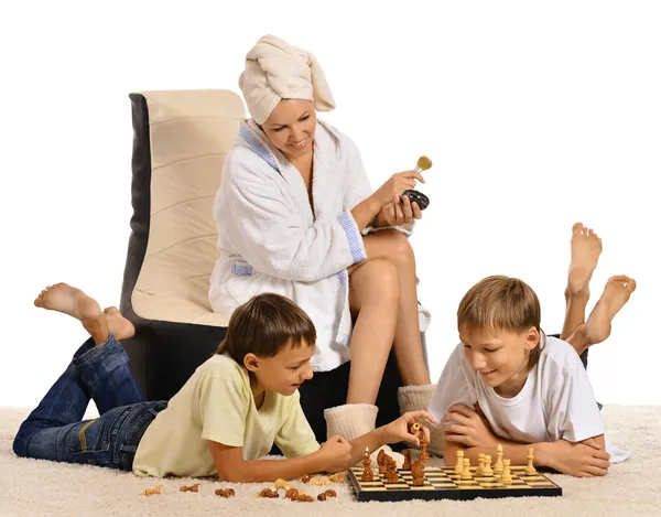 Satranç oynarken aile — Stok fotoğraf