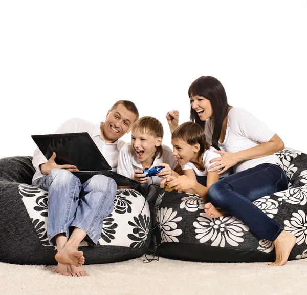 Famiglia con laptop — Foto Stock