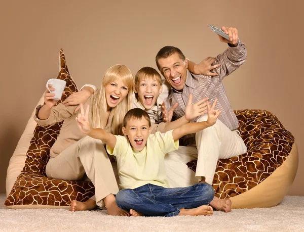 Familia ver la televisión —  Fotos de Stock