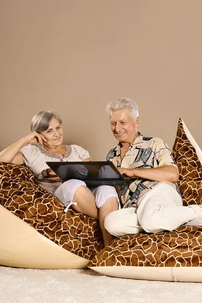 Happy beautiful elderly couple relaxing at home — Stock Photo, Image