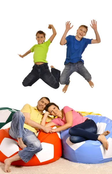 Семья из четырех человек веселится — стоковое фото