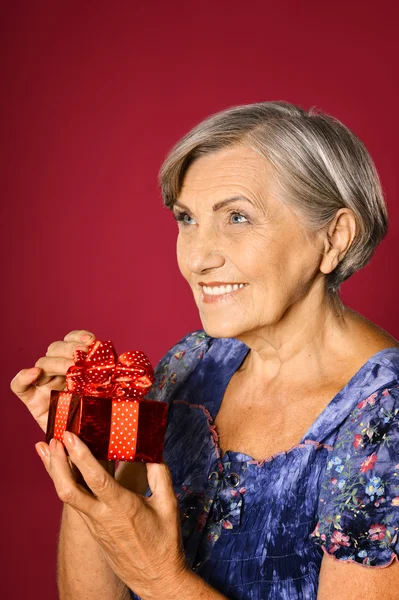 Idős nő kap ajándékba — Stock Fotó