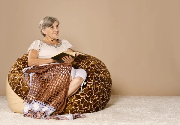 Portret van de bejaarde vrouw — Stockfoto