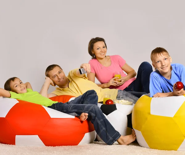 Familie kijken tv — Stockfoto