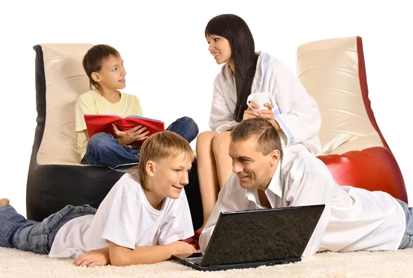 Familj med laptop — Stockfoto