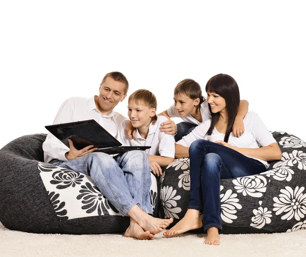 Family with laptop — Stock Photo, Image