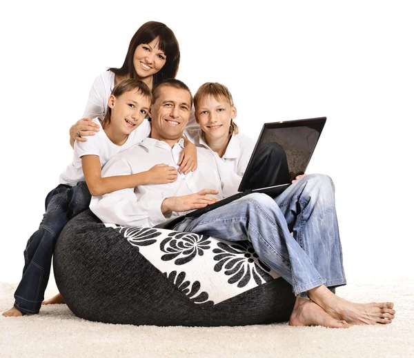 Familj med laptop — Stockfoto