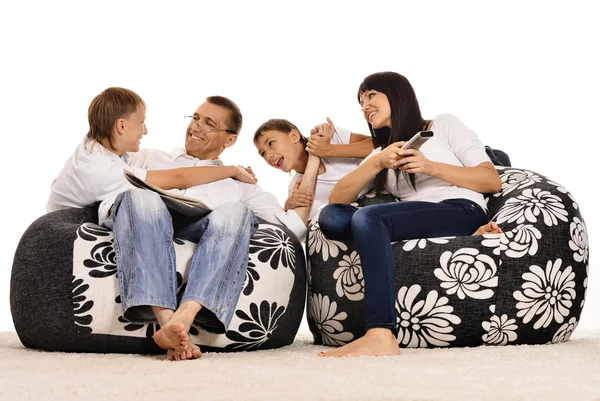 Oglądanie telewizji przez rodzinę — Zdjęcie stockowe