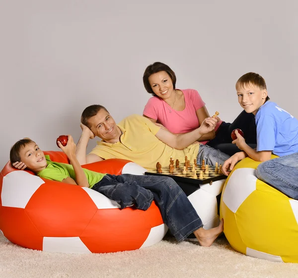 Family playing chess — Stock Photo, Image