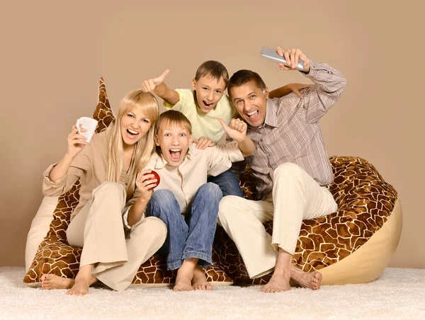 Família assistir TV — Fotografia de Stock