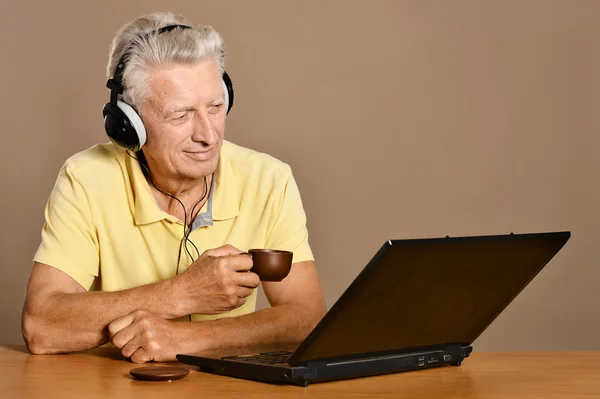 Retrato de um homem idoso — Fotografia de Stock