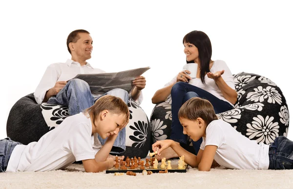 Rodina hrát šachy — Stock fotografie