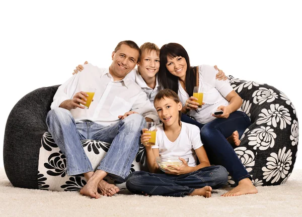 Famiglia guardando la tv seduta su cuscini — Foto Stock