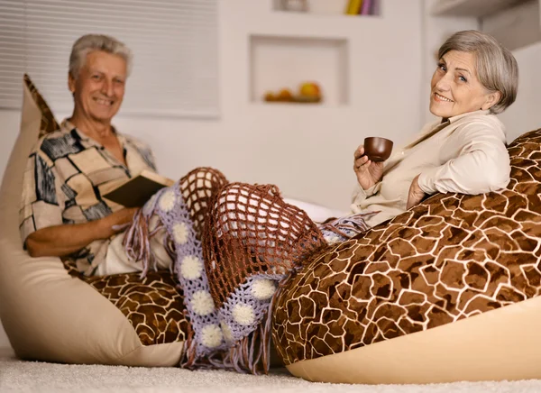 Feliz belo casal idoso relaxante em casa — Fotografia de Stock