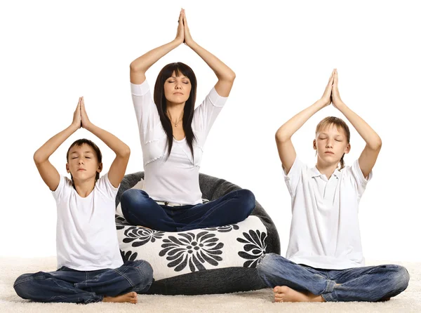 Familia haciendo yoga — Foto de Stock