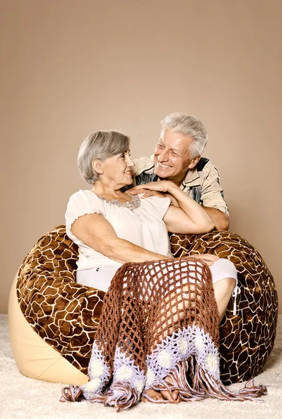 Feliz belo casal idoso relaxante em casa — Fotografia de Stock