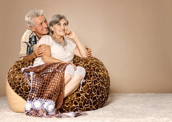 Feliz belo casal idoso relaxante em casa — Fotografia de Stock