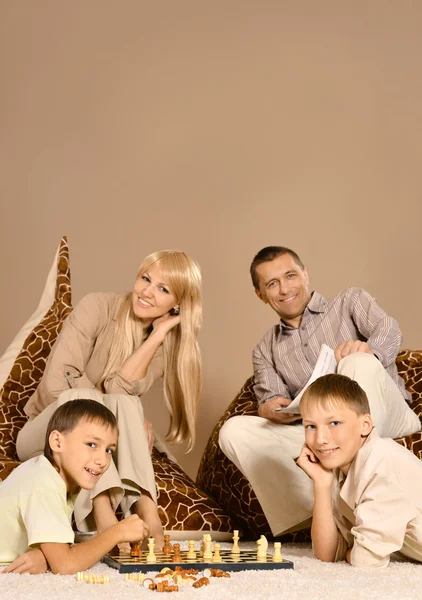 Family playing chess — Stock Photo, Image